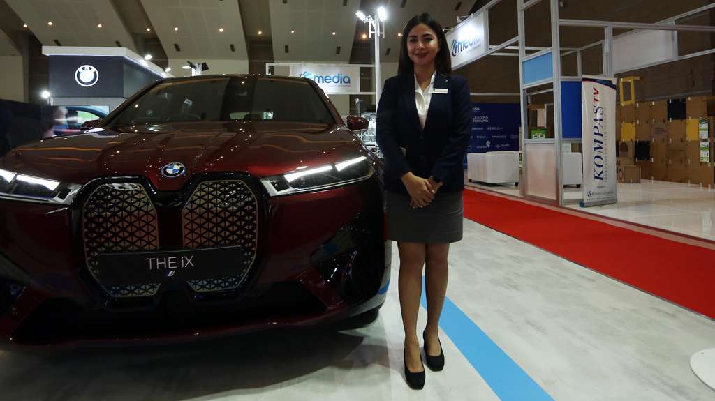 Potret SPG Mobil Beradu Cantik di IIMS 2023, Gajinya Ada yang Sampai Puluhan Juta