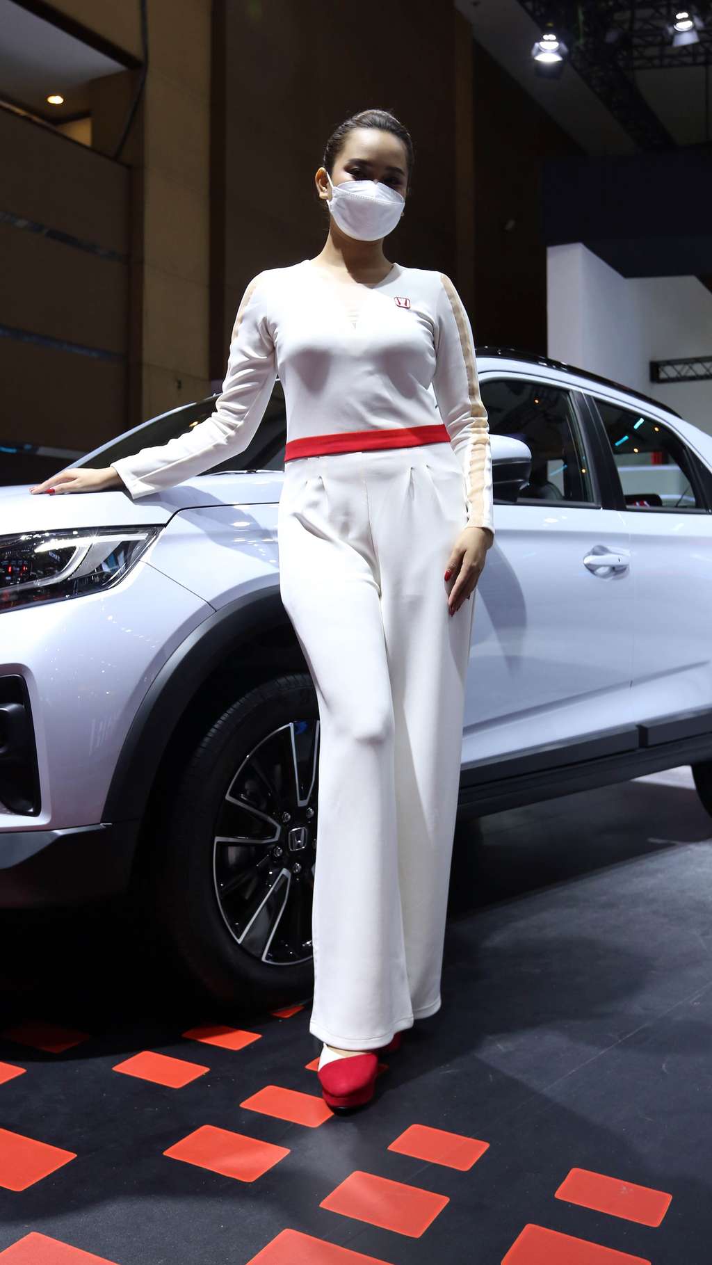 Potret SPG Mobil Beradu Cantik di IIMS 2023, Gajinya Ada yang Sampai Puluhan Juta