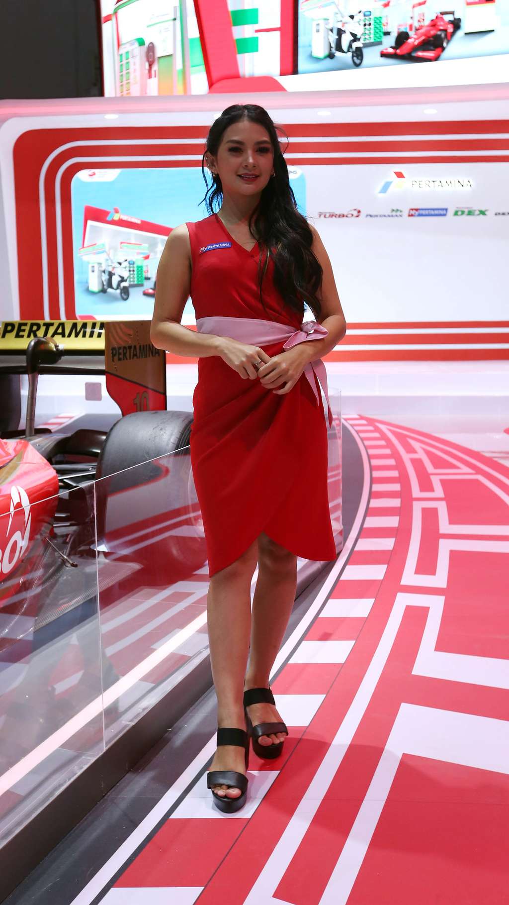 Potret SPG Mobil Beradu Cantik di IIMS 2023, Gajinya Ada yang Sampai Puluhan Juta