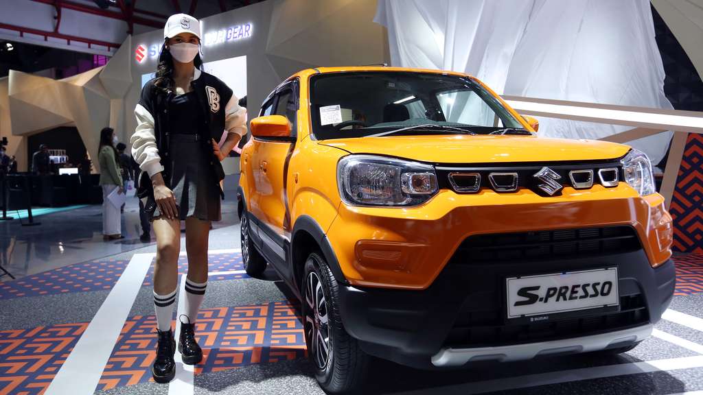 Potret SPG Mobil Beradu Cantik di IIMS 2023, Gajinya Ada yang Sampai Puluhan Juta
