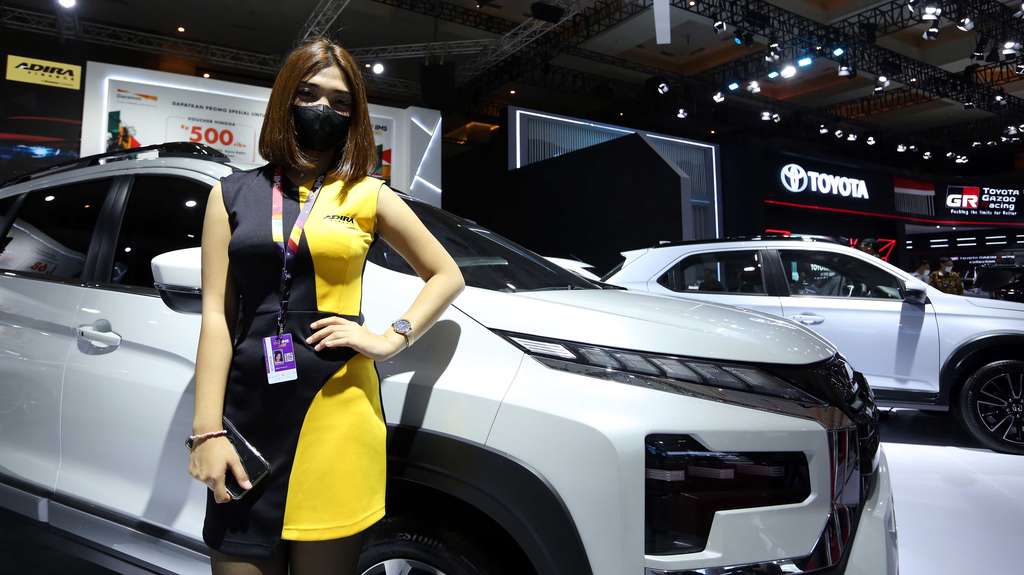 Potret SPG Mobil Beradu Cantik di IIMS 2023, Gajinya Ada yang Sampai Puluhan Juta