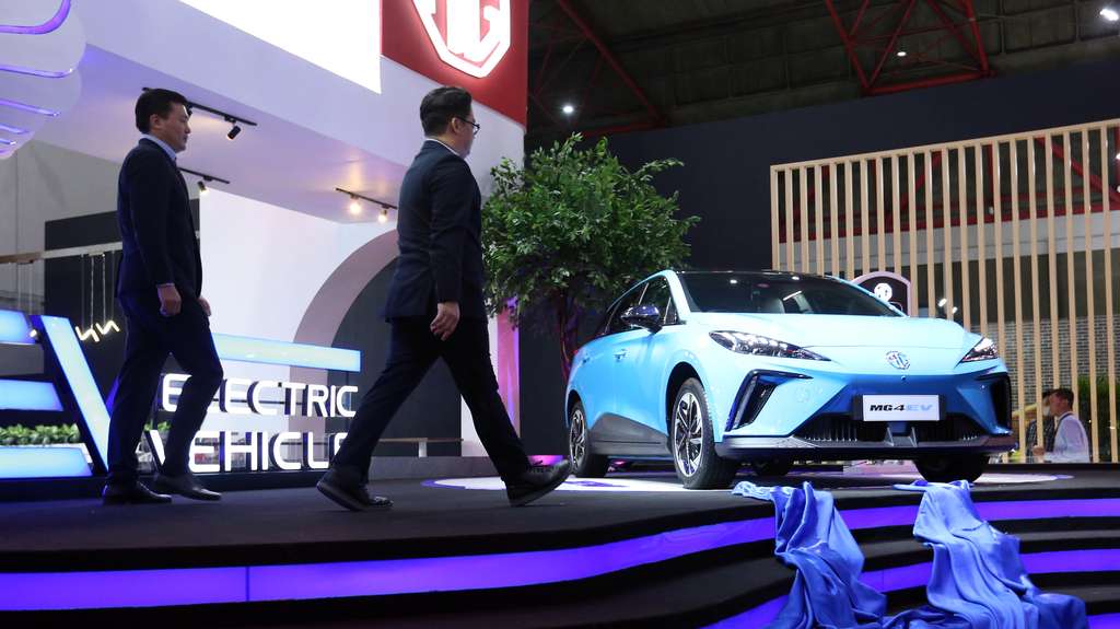 Intip Kecanggihan Mobil Listrik MG4 EV, Warnanya Ngejreng!
