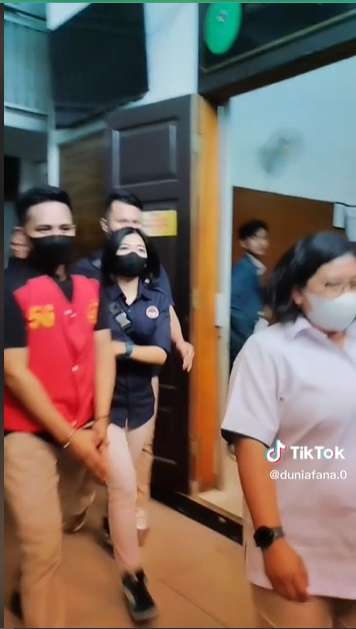 Potret Mbak LPSK yang Setia Dampingi Richard Eliezer Setiap Sidang, Paras Cantiknya Bikin Penasaran!