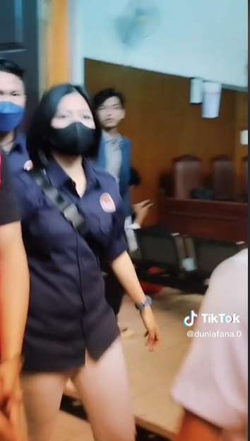Potret Mbak LPSK yang Setia Dampingi Richard Eliezer Setiap Sidang, Paras Cantiknya Bikin Penasaran!