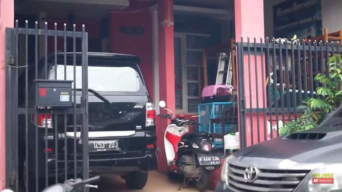 10 Potret Rumah Daus Mini, Tembok Ditambal & Barang Berantakan Dimana-Mana