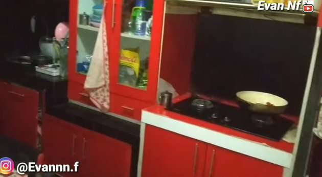 10 Potret Rumah Daus Mini, Tembok Ditambal & Barang Berantakan Dimana-Mana