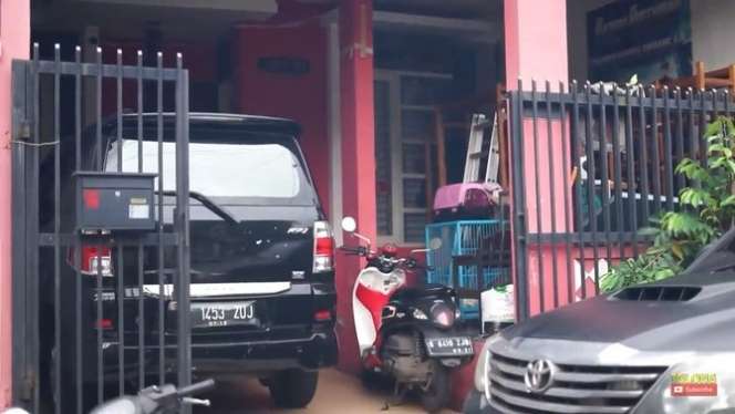 10 Potret Rumah Daus Mini, Tembok Ditambal & Barang Berantakan Dimana-Mana