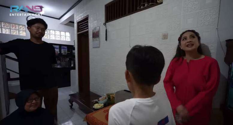 Potret Nagita Slavina Sidak Rumah Karyawan, Kamar Om Olik Jadi Berantakan