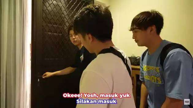 Potret Rumah Baru Jerome Polin di Surabaya: Pintu Utama Dua Lapis, Banyak Pajangan di Rak Bikin Salfok!