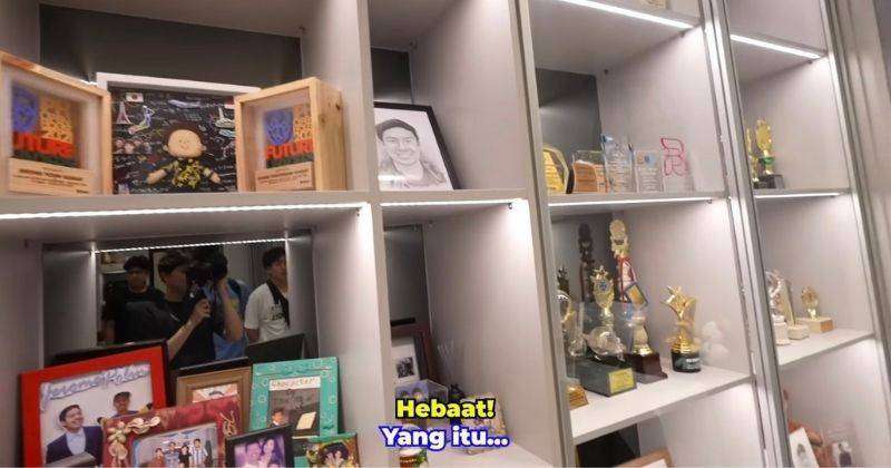 Potret Rumah Baru Jerome Polin di Surabaya: Pintu Utama Dua Lapis, Banyak Pajangan di Rak Bikin Salfok!