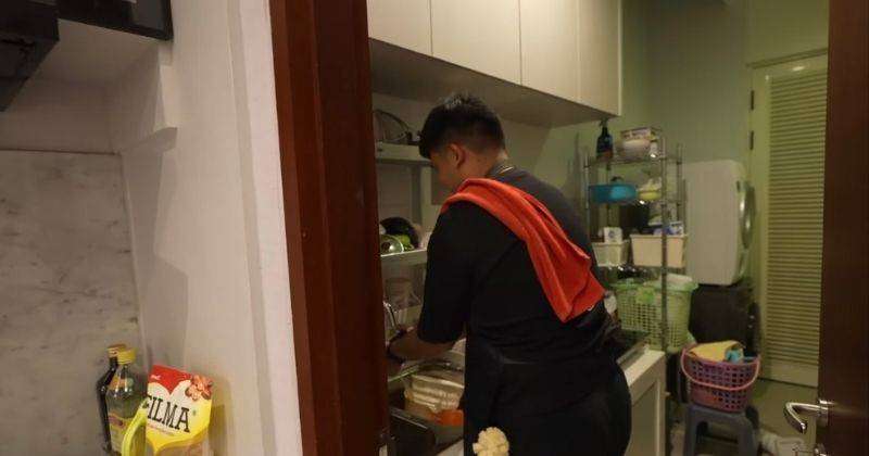 Potret Rumah Baru Jerome Polin di Surabaya: Pintu Utama Dua Lapis, Banyak Pajangan di Rak Bikin Salfok!