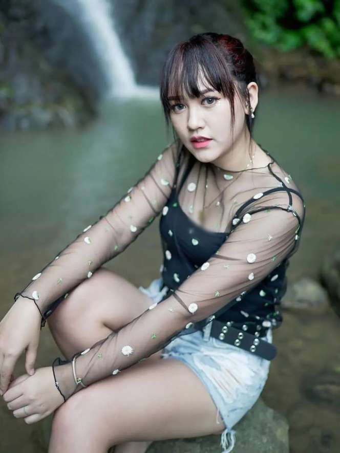 Bocah Berambut Kerinting di Foto ini Kini Jadi Biduan Papan Atas, Dijuluki Ratu Ambyar, Sekelas Ayu Ting Ting, Siapa Dia?