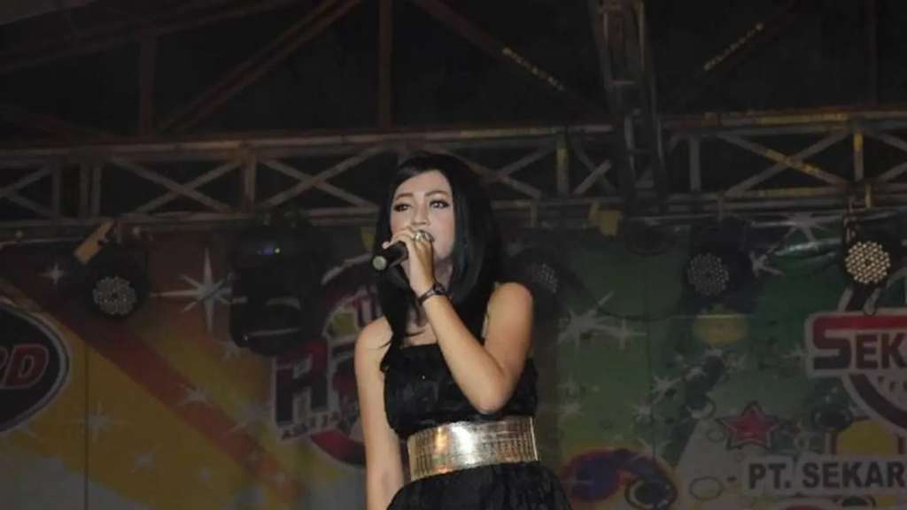 Bocah Berambut Kerinting di Foto ini Kini Jadi Biduan Papan Atas, Dijuluki Ratu Ambyar, Sekelas Ayu Ting Ting, Siapa Dia?
