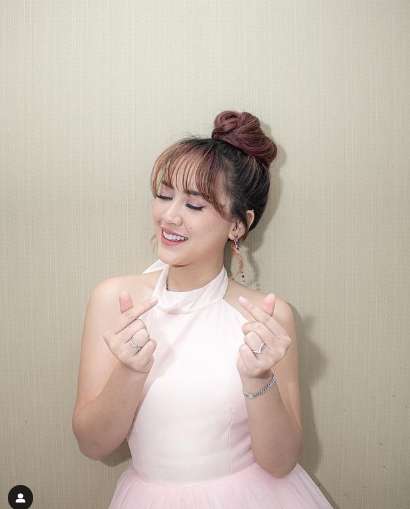 Bocah Berambut Kerinting di Foto ini Kini Jadi Biduan Papan Atas, Dijuluki Ratu Ambyar, Sekelas Ayu Ting Ting, Siapa Dia?