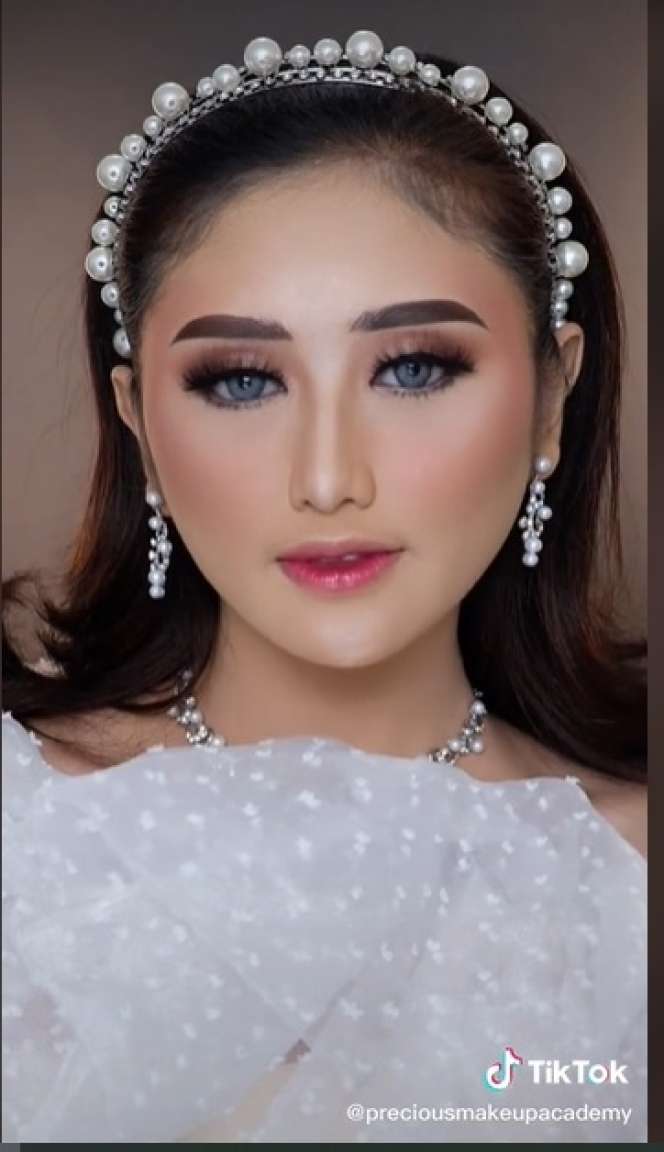 Potret MUA Pamer Hasil Makeup, Riasannya Bikin Pangling, Disebut Mirip Amanda Caesa!