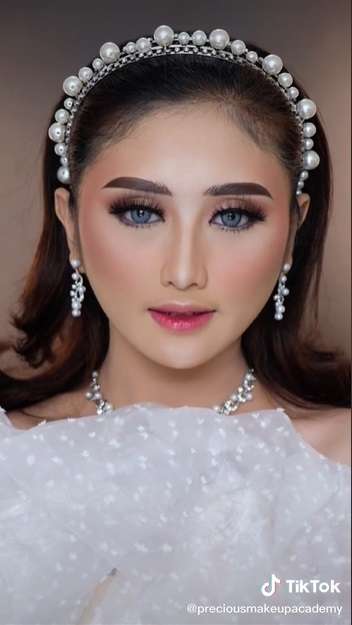 Potret MUA Pamer Hasil Makeup, Riasannya Bikin Pangling, Disebut Mirip Amanda Caesa!