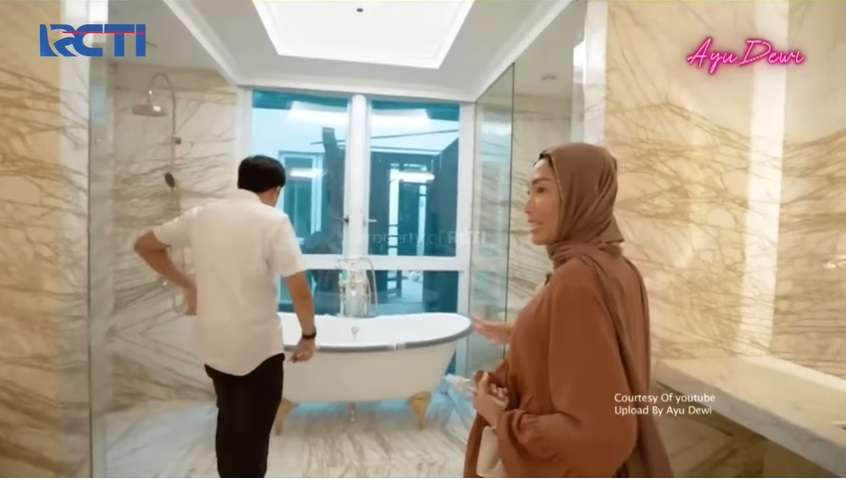 Potret Rumah Baru Ayu Dewi dan Regi Datau, Desainnya Super Mewah!