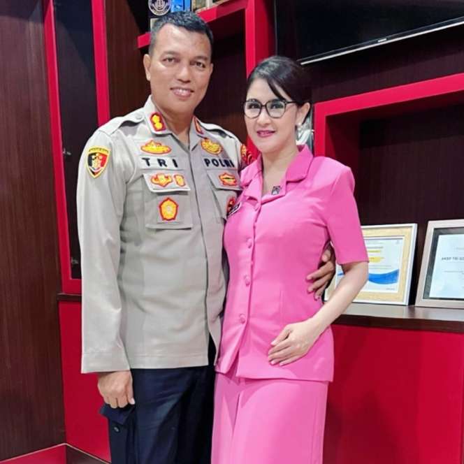 Suami Sudah Tak Jadi Kapolres, Artis Cantik Dijuluki `Putri Panggung` ini Pakai Daster Robek Rp40 Ribu, Ini Potretnya