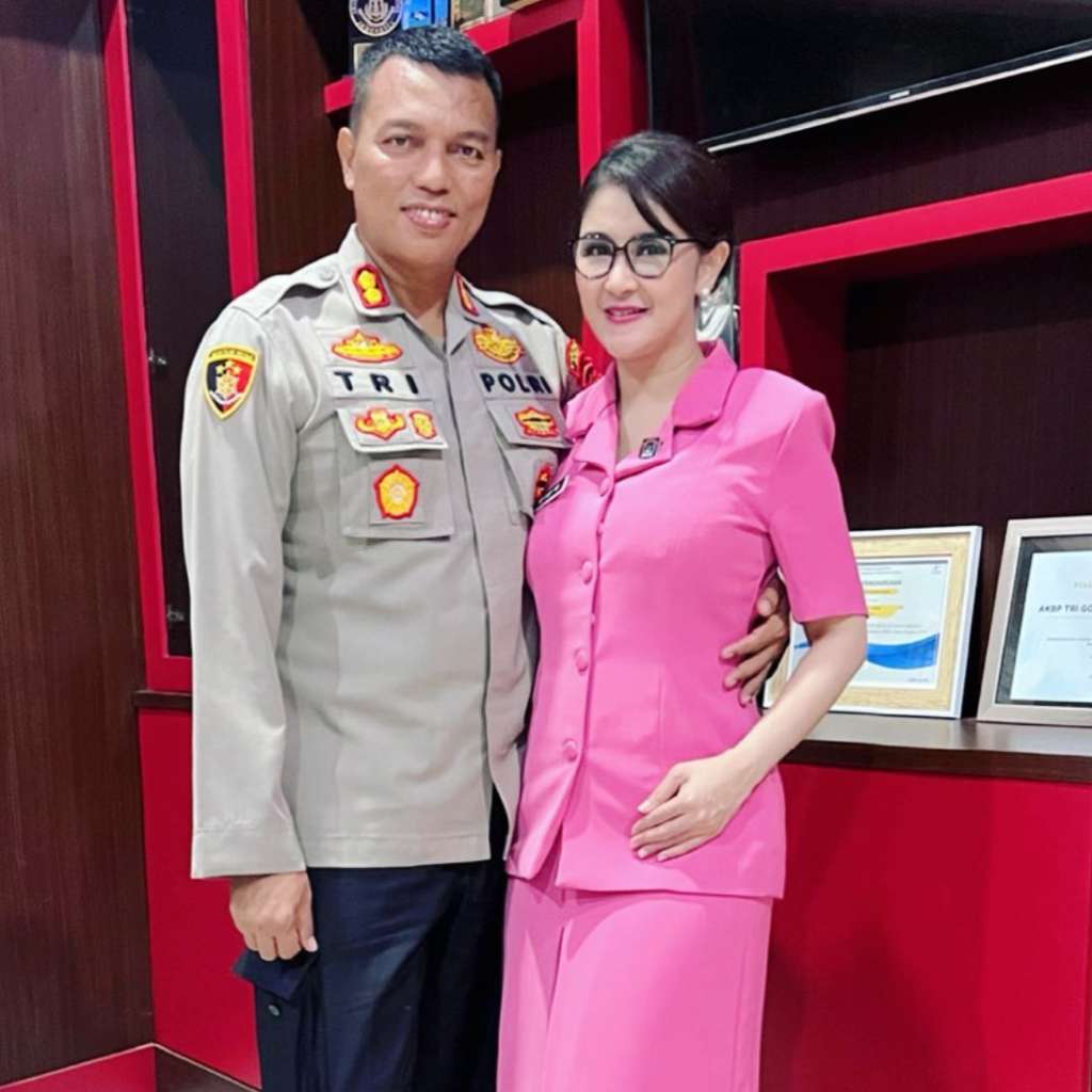 Suami Sudah Tak Jadi Kapolres, Artis Cantik Dijuluki `Putri Panggung` ini Pakai Daster Robek Rp40 Ribu, Ini Potretnya