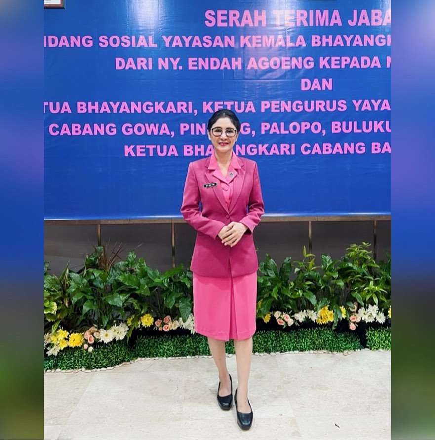 Suami Sudah Tak Jadi Kapolres, Artis Cantik Dijuluki `Putri Panggung` ini Pakai Daster Robek Rp40 Ribu, Ini Potretnya