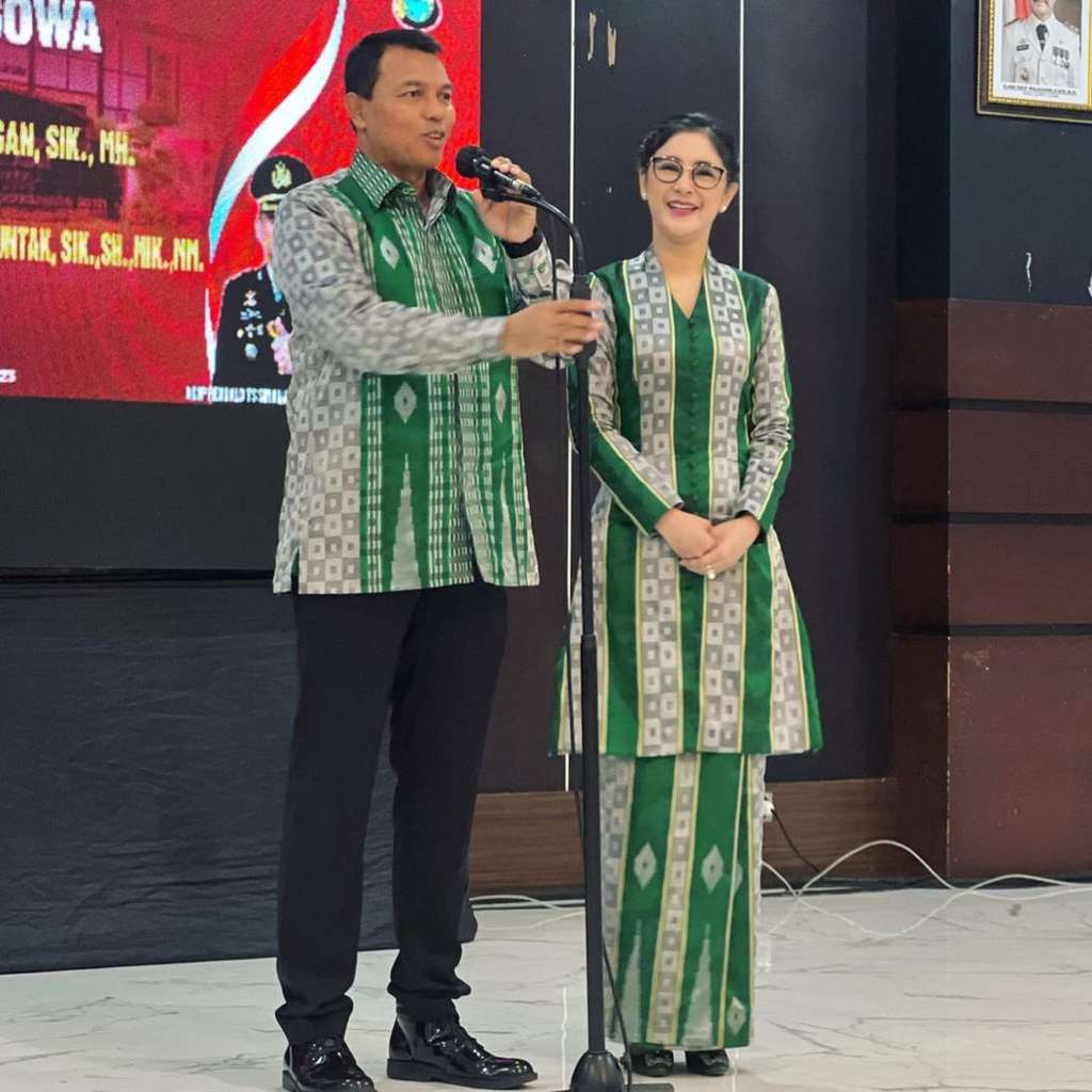 Suami Sudah Tak Jadi Kapolres, Artis Cantik Dijuluki `Putri Panggung` ini Pakai Daster Robek Rp40 Ribu, Ini Potretnya