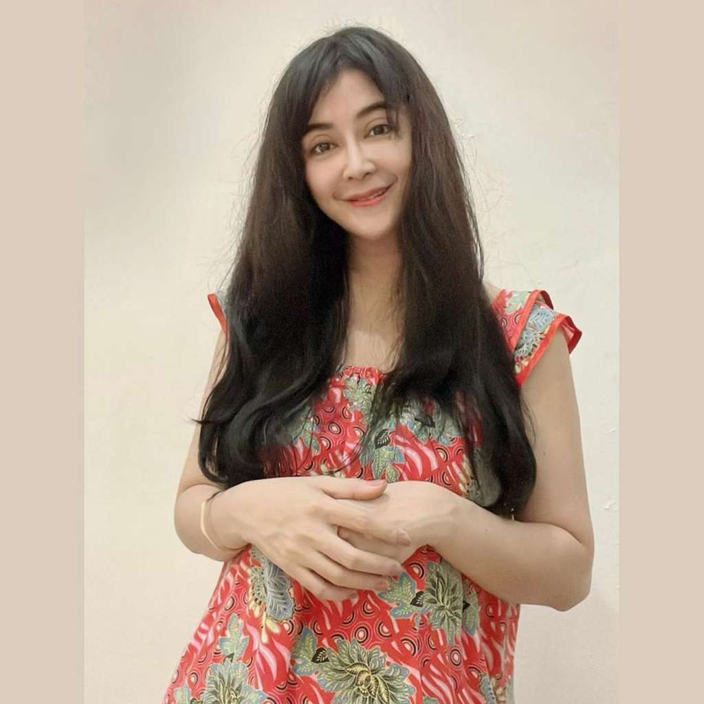 Suami Sudah Tak Jadi Kapolres, Artis Cantik Dijuluki `Putri Panggung` ini Pakai Daster Robek Rp40 Ribu, Ini Potretnya