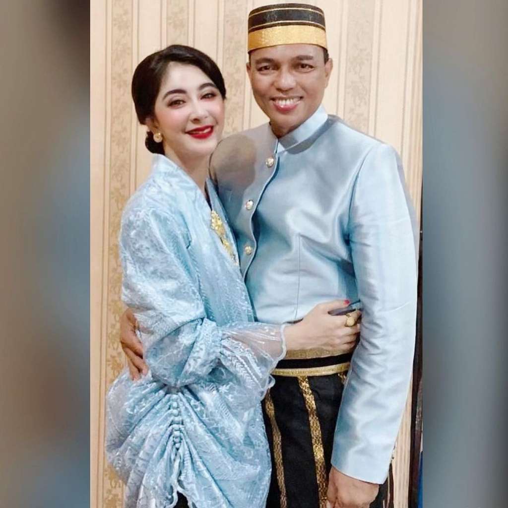 Suami Sudah Tak Jadi Kapolres, Artis Cantik Dijuluki `Putri Panggung` ini Pakai Daster Robek Rp40 Ribu, Ini Potretnya