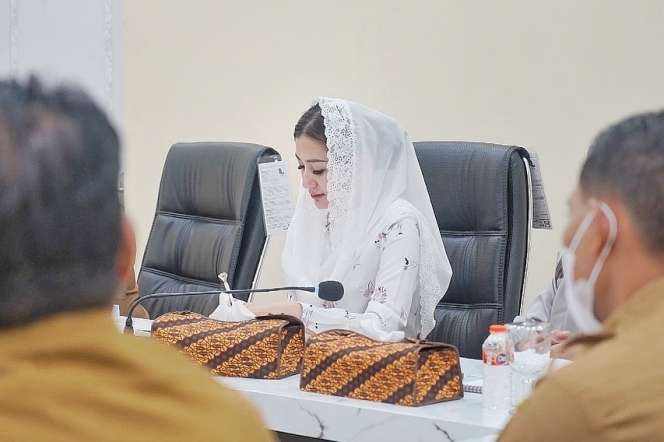 8 Potret Novita Hardini, Istri Bupati Trenggalek yang Viral, Kecantikannya Dipuji Bak Bidadari