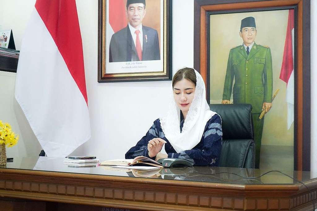 8 Potret Novita Hardini, Istri Bupati Trenggalek yang Viral, Kecantikannya Dipuji Bak Bidadari