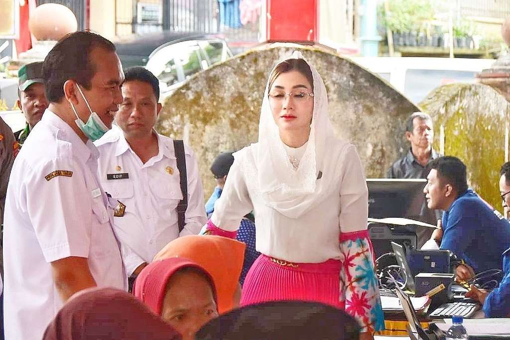 8 Potret Novita Hardini, Istri Bupati Trenggalek yang Viral, Kecantikannya Dipuji Bak Bidadari