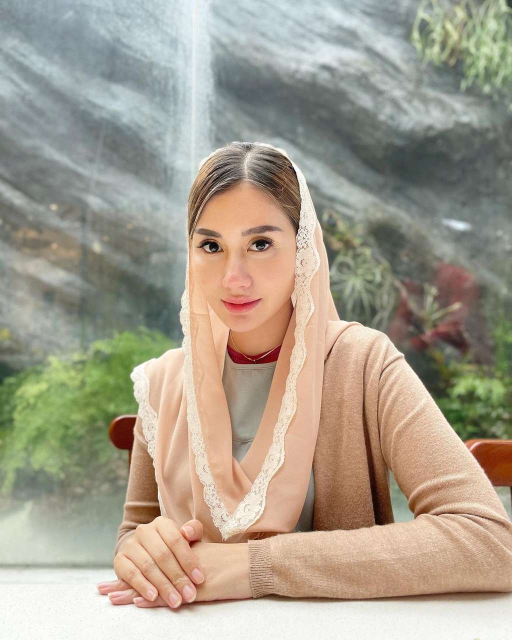 8 Potret Novita Hardini, Istri Bupati Trenggalek yang Viral, Kecantikannya Dipuji Bak Bidadari