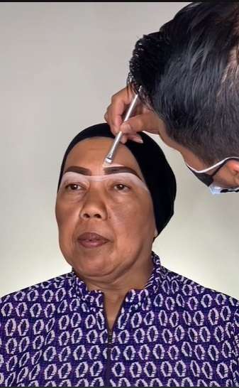 Potret Transformasi Emak-emak Dirias MUA, Hasilnya Bikin Pangling, Jadi Beda Banget!