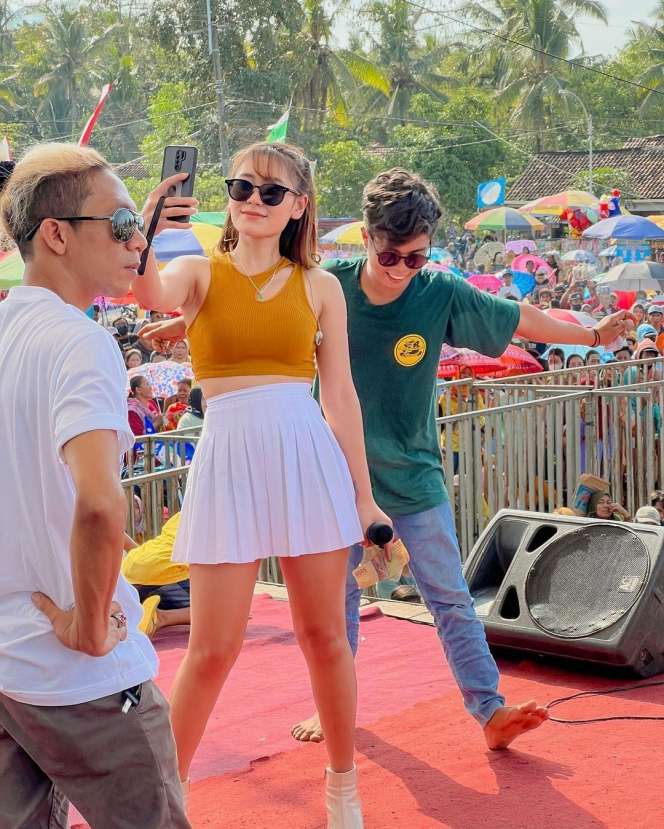 10 Potret Vita Alvia, Biduan Seksi Jebolan D'Academy yang Viral Usai Peluk Farel Prayoga