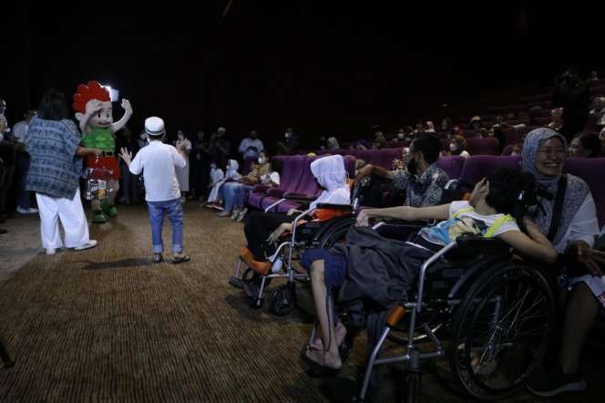 Potret Arbani Yasiz Ajak Anak-anak Yatim dan Berkebutuhan Khusus Nobar