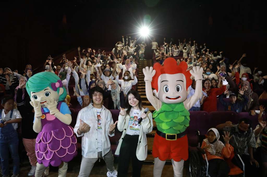 Potret Arbani Yasiz Ajak Anak-anak Yatim dan Berkebutuhan Khusus Nobar