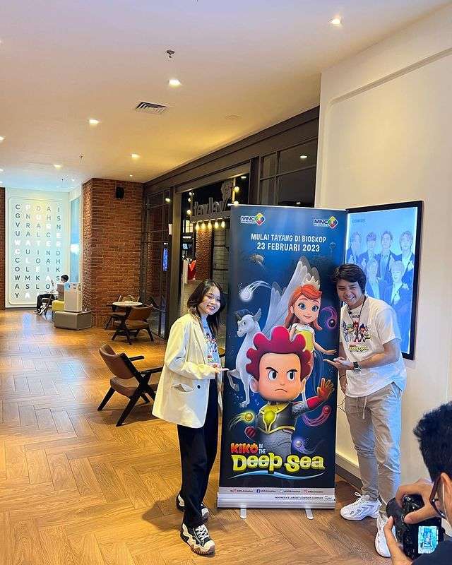 Potret Arbani Yasiz Ajak Anak-anak Yatim dan Berkebutuhan Khusus Nobar