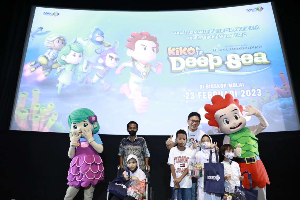 Potret Arbani Yasiz Ajak Anak-anak Yatim dan Berkebutuhan Khusus Nobar