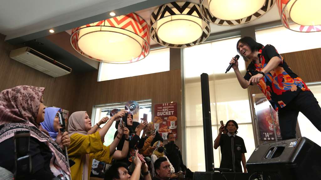 Once Mekel Kolaborasi Bareng Mantan Gitaris Guns N Roses di Album Sigma