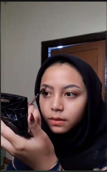 Calon Pengantin Ini Nekat Makeup Sendiri di Hari Bahagianya, Ternyata Hasilnya…