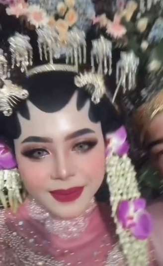 Calon Pengantin Ini Nekat Makeup Sendiri di Hari Bahagianya, Ternyata Hasilnya…