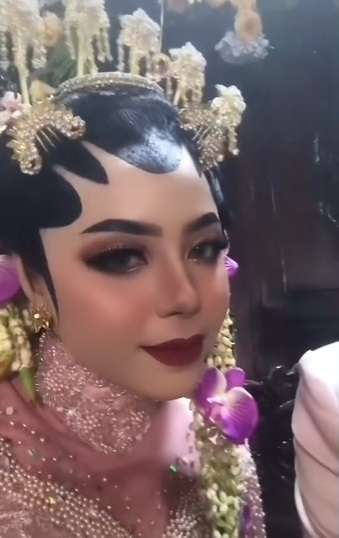 Calon Pengantin Ini Nekat Makeup Sendiri di Hari Bahagianya, Ternyata Hasilnya…