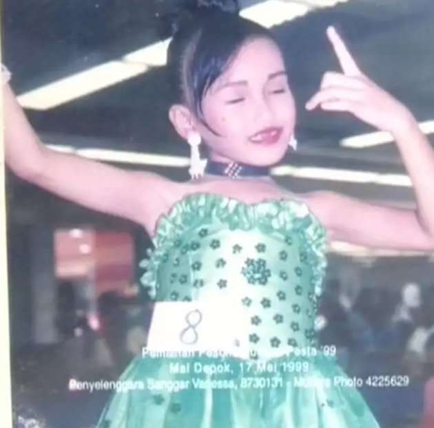 15 Foto Masa Kecil Artis Cantik yang Menggemaskan, Luna Maya dan Nagita Slavina Bule Banget!