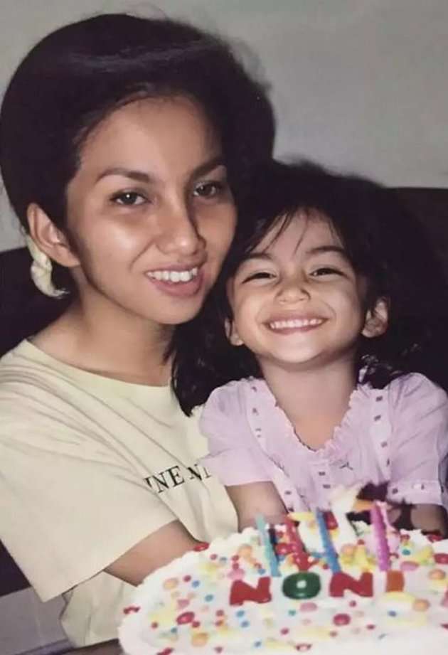 15 Foto Masa Kecil Artis Cantik yang Menggemaskan, Luna Maya dan Nagita Slavina Bule Banget!