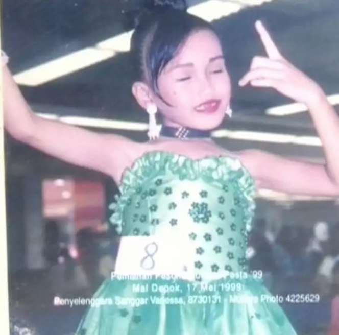 15 Foto Masa Kecil Artis Cantik yang Menggemaskan, Luna Maya dan Nagita Slavina Bule Banget!