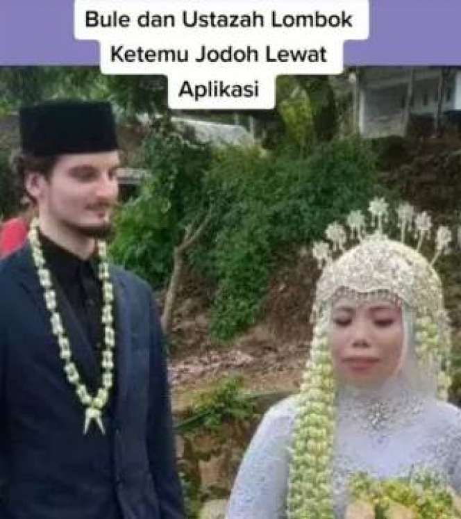Potret Ustazah di Lombok Menikah dengan Bule Ganteng
