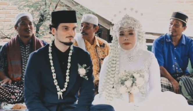 Potret Ustazah di Lombok Menikah dengan Bule Ganteng