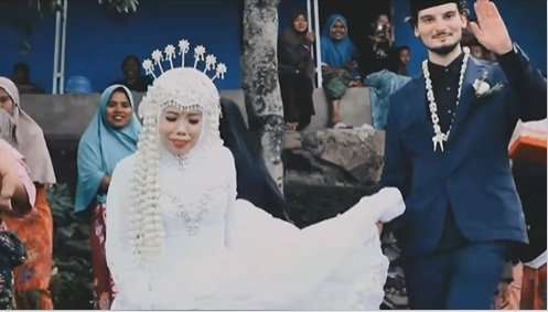 Potret Ustazah di Lombok Menikah dengan Bule Ganteng