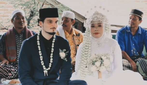 Potret Ustazah di Lombok Menikah dengan Bule Ganteng