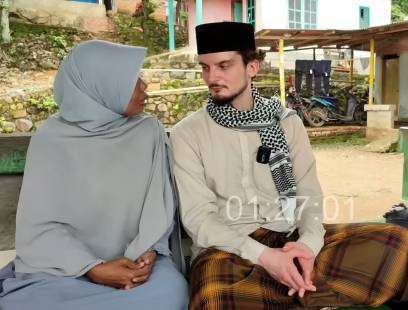 Potret Ustazah di Lombok Menikah dengan Bule Ganteng