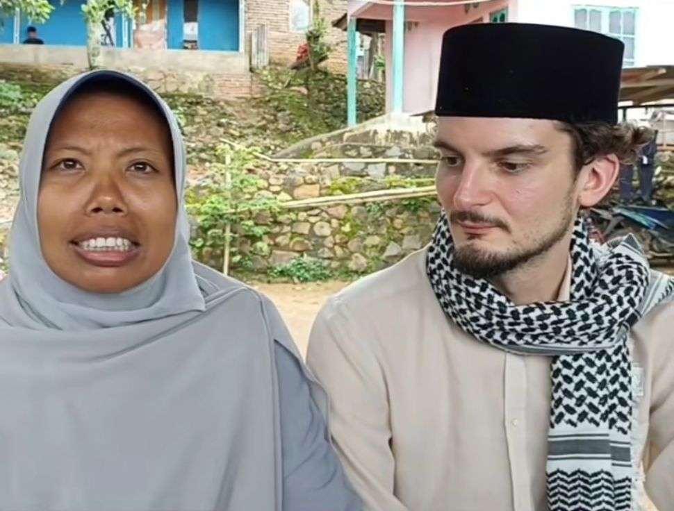 Potret Ustazah di Lombok Menikah dengan Bule Ganteng
